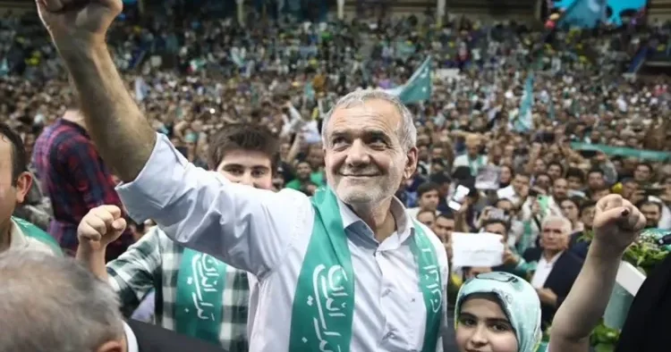 Pezeşkian futbol üzrə İran yığmasının düşərgəsində OLDU