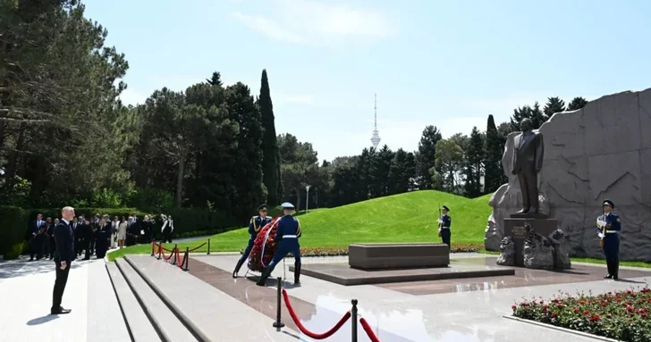 Словацкие парламентарии почтили память Гейдара Алиева на Аллее почетного захоронения