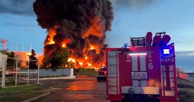 В Астраханской области после атаки дронов горит газоперерабатывающий завод