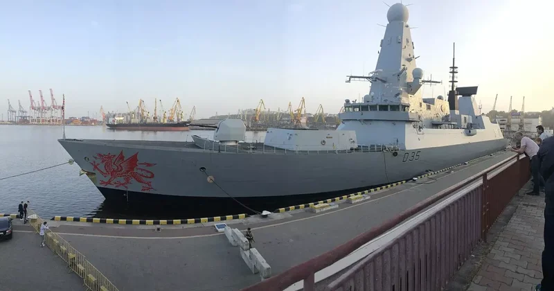 Великобритания направит Typhoon, HMS Dragon и системы для поиска мин в Ормузский пролив