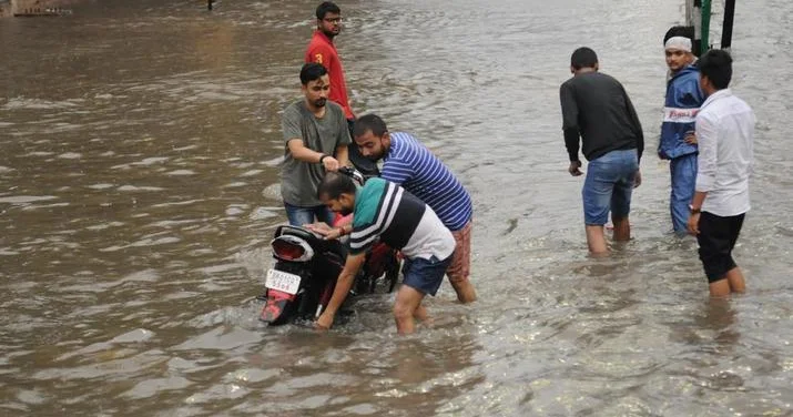 Hindistanda şiddətli yağış və fırtına nəticəsində onlarla insan ölüb