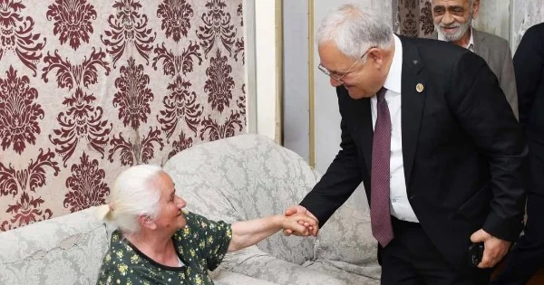 Vaqif Həsənov şəhid ailəsini evində ziyarət edib FOTOLAR