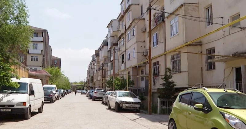 Bakıda avtomobillər binanın həyətində təhlükəli vəziyyət yaradıb ŞİKAYƏT