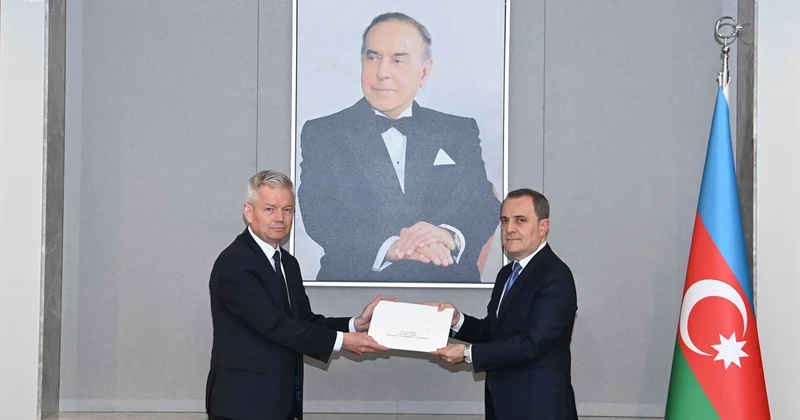 Polşa səfiri etimadnaməsinin surətini Ceyhun Bayramova təqdim edib