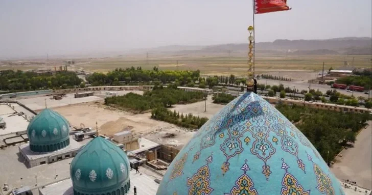 Иран поднял красный флаг мести над мечетью Джамкаран в ответ на действия Израиля