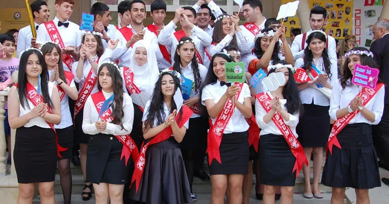 Sabah məktəblərdə Son zəng dir