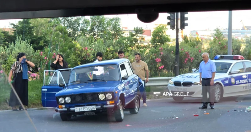 Jurnalistlərin binasının qarşısında qəza olub FOTO