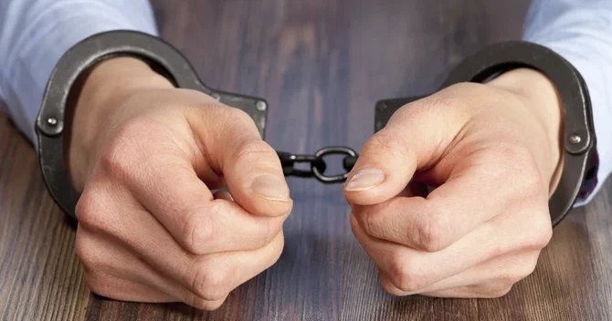 Bakıda polis gecə əməliyyat keçirdi Tanınmış həkim saxlanıldı Əməliyyat görüntüləri
