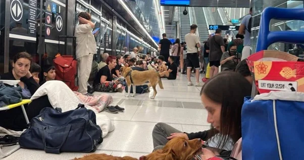 Təl Əviv sakinləri raket zərbələrindən qorunmaq üçün metrodan istifadə edirlər
