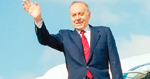 Xalqın taleyini düşünərək qətiyyətli addımlar ata bilməyən lidersiz bir ölkənin gələcəyi parlaq olmur