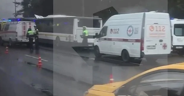 Moskva vilayətində avtobus “KamAZ” markalı yük maşınına çırpılıb...