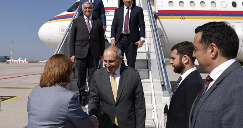 Paşinyan Çexiyaya səfər edib