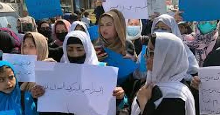 Əfqanıstanda qadınların etirazları silah gücünə yatırılacaq