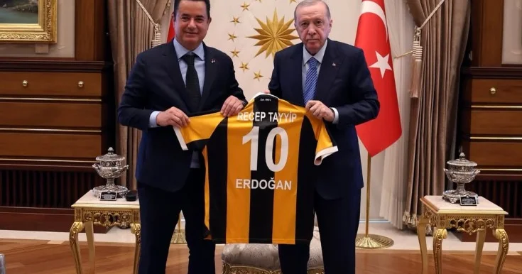 Ərdoğana sahibi olduğu futbol klubunun formasını hədiyyə etdi Foto