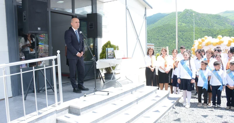 Emin Əmrullayev Kəlbəcərin yeganə məzununun Son zəng ində iştirak edib