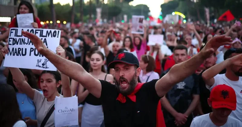 “Trampın kürəkəni Albaniyada dəbdəbəli kurort tikir: ölkədə kütləvi etirazlar başlayıb“ BBC