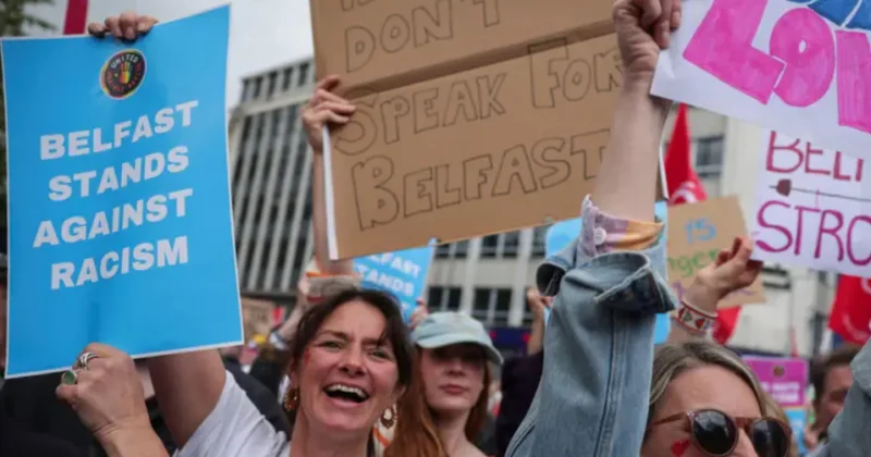 Belfastda irqi ayrı seçkiliyə qarşı aksiyaya minlərlə insan qatılıb
