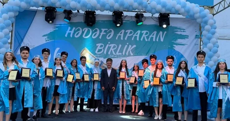 Məzun gününün formatı dəyişdi: Hədəf Liseyində papaqlar göyə atılmadı (FOTOLAR)
