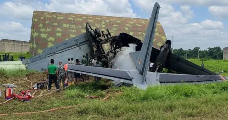 Самолет ВВС Индии разбился при посадке на авиабазе