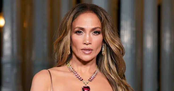 Cennifer Lopez Paris küçələrində kameraya tuş gəldi VİDEO