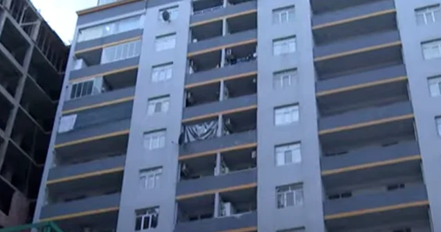 Bakıda binadan yıxılan kişi öldü