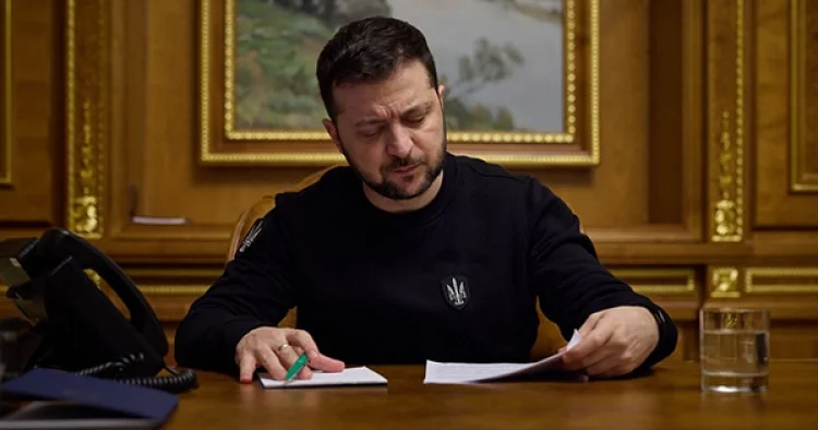 Zelenski Ukraynada rus dilinin müdafiəsini ləğv edib