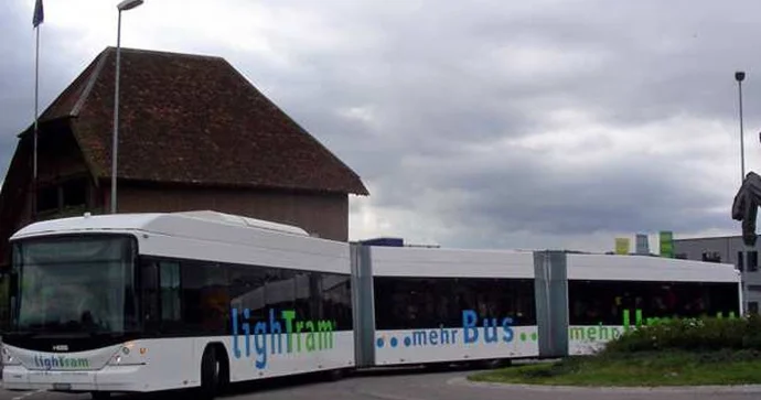 Bizdə avtobusa arxadan minmək qadağandır bəs Avropada? FOTO