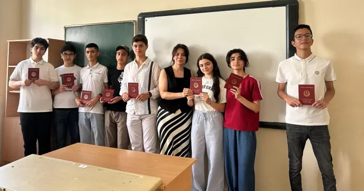 Bir sinifdən 9 qırmızı attestat FOTO