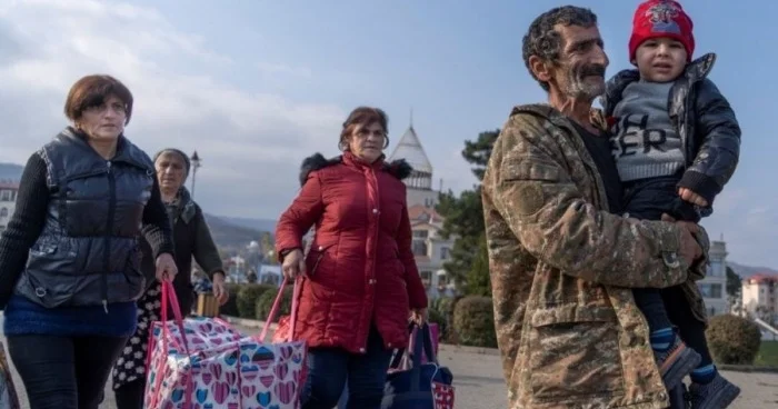 İrəvanda Qarabağdan gedən erməniləri SƏHNƏYƏ ÇIXARIRLAR