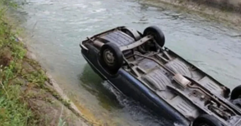 В Сальяне машина сорвалась в воду погибли трое
