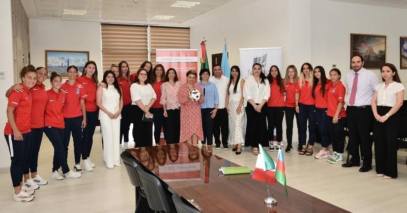 Meksika səfiri millimizin futbolçuları ilə görüşüb