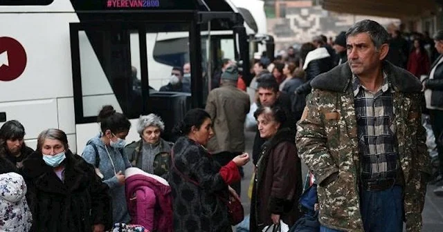 İrəvanda Qarabağdan gedən erməniləri SƏHNƏYƏ ÇIXARIRLAR