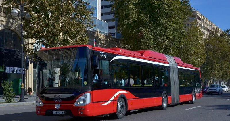 BakuBus minik maşını ilə toqquşdu FOTO