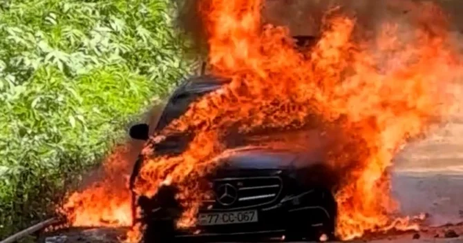 Tovuza qonaq gələn şəxsin “Mercedes”i yandı