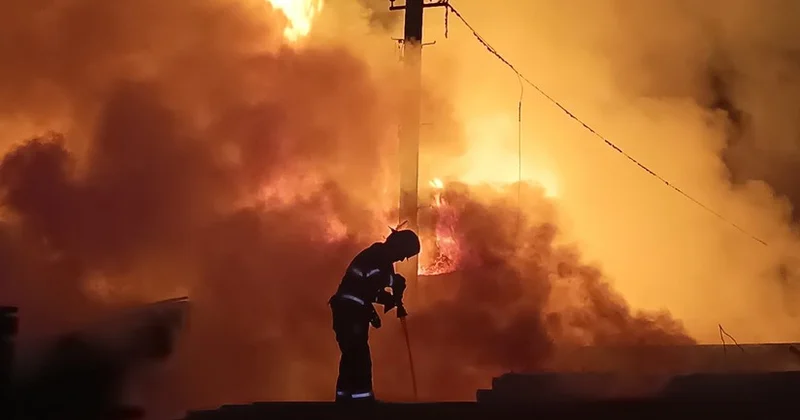 В Наримановском районе Баку возник пожар на рынке древесины