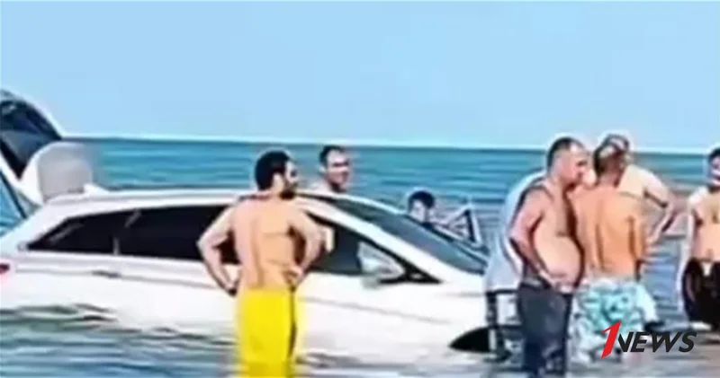 В Сумгайыте водитель утопил машину, пытаясь выполнить трюк в воде ВИДЕО