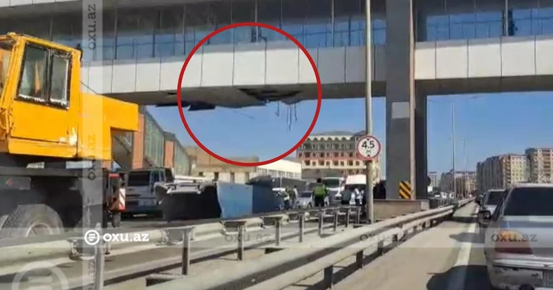 Bakı Sumqayıt yolunda yük maşını yerüstü piyada keçidinə çırpıldı: Yolda sıxlıq yarandı