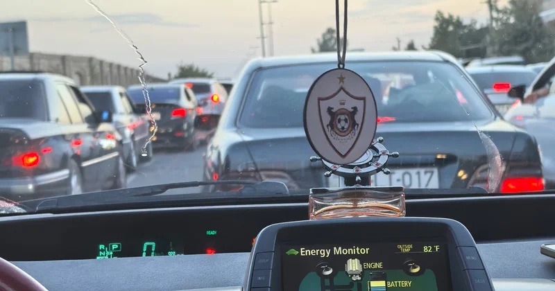 Bakının bu yolunda saatlarla tıxac Hər kəs dənizə axışdı