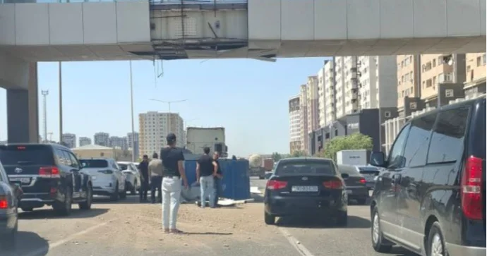 Bakıda yük avtomobili piyada körpüsünə çırpıldı: Yaralı var FOTO VİDEO
