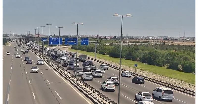 В Баку из за ДТП затруднено движение транспорта на Аэропортовском шоссе