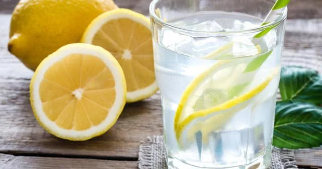 Sağlamlığın sadə resepti: Limon və su