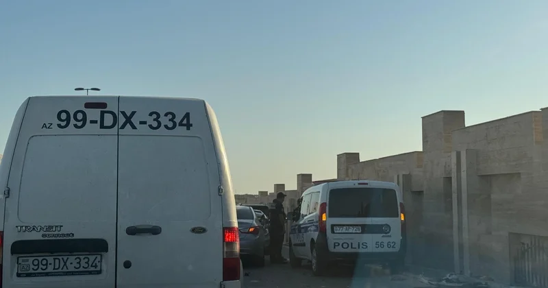 Bakıda ağır qəza: Toyota Camry yol kənarındakı beton hasara çırpılıb