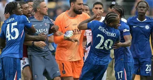 Finalda uduzan PSJ nin baş məşqçisi Çelsi nin futbolçusunu vurdu FOTO