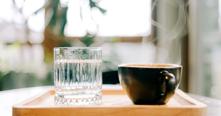 Çay əvəzinə su için
