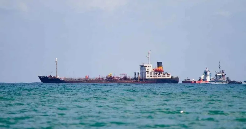 Ədən sahillərində tankerə kiçik gəmilər yaxınlaşıb