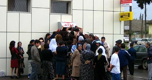 Nağdsız ödənişlər artsa da, bankomat növbələri niyə bitmir? Ekspertlərdən açıqlama