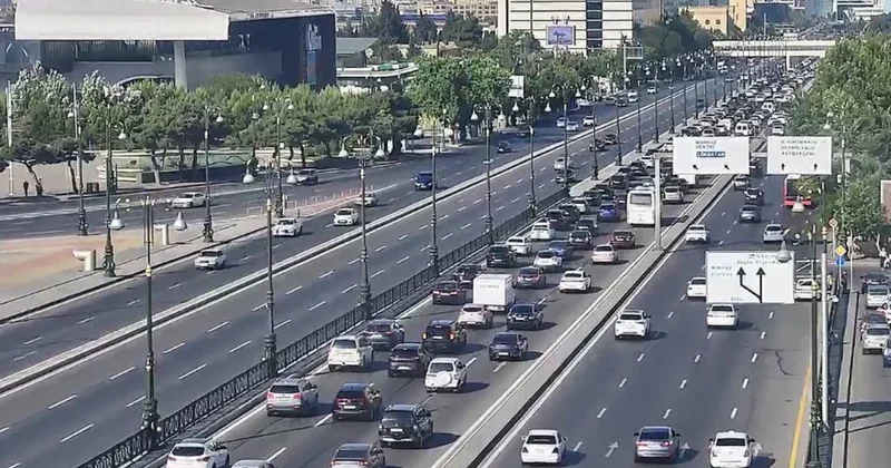 В Баку на некоторых улицах и проспектах затруднено движение транспорта
