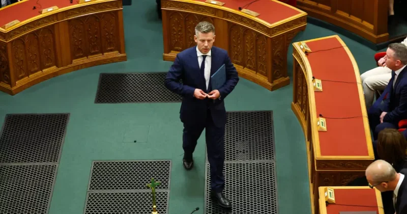 Парламент Венгрии рассмотрит поправку об отстранении президента