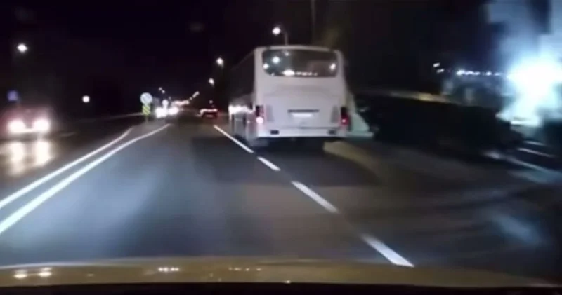 Опасный маневр водителя автобуса едва не привел к аварии в Баку ВИДЕО