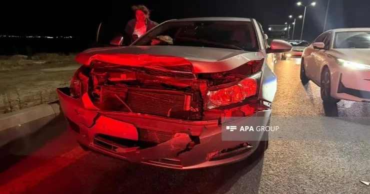 Bakıda “Chevrolet” və “Tesla” toqquşdu